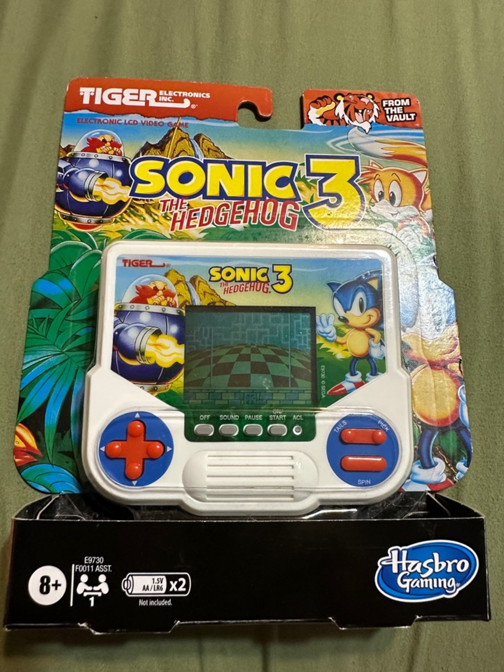 Hasbro Sonic the Hedgehog 3 Handheld Game - White with Blue and Red Controls - Picture 7 of 7